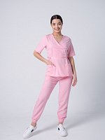 Медицинский брючный костюм с блузой с V-образным вырезом (розовый)